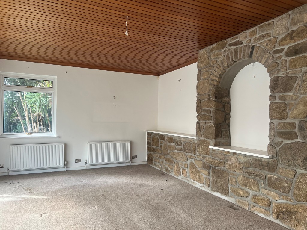 Lot: 148 - DETACHED FOUR-BEDROOM BUNGALOW WITH DOUBLE GARAGE AND GOOD SIZE GROUNDS FOR UPDATING - Living room